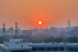 夕阳余晖轻洒，北京的天空“橙”意满满！图片