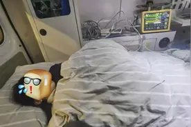 被同学抽走凳子致骨折的女大学生退学，其男友：已收到赔偿，心理压力太大才退学图片