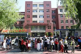 长春市中考首日：家长义务送水 祝所有考生“水到渠成”图片