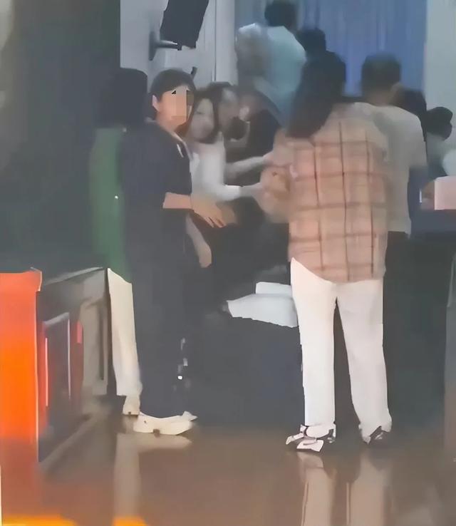 家长跪成一排被学生踩踏！涉事中学凌晨致歉：考虑不周；当地教育局回应