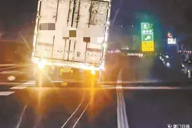太危险！“瘸腿”货车夜间“龟速”行驶，幸遇交警护送带离图片
