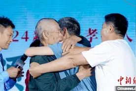 浙江寻亲警官助五兄妹64年后重逢：团圆了就高兴图片