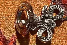 买项链不足一月吊坠珠子掉落换新被拒，澎湃介入后商家同意换新图片