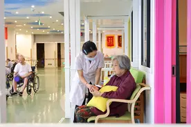 国家卫健委：到2025年老年护理专业护士培训比例不低于9成图片