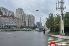 网友反映成都一道路有“刀片”扎车胎？记者实地探访 | 云求助图片
