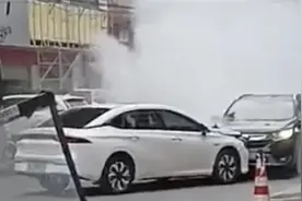 死死顶住失控车辆的“白车侠”获赠新车，颂扬英雄本色，共奏正气之歌！图片