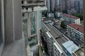 吓人！居民家住19楼，夜里看见窗外蹲着一个陌生男人图片