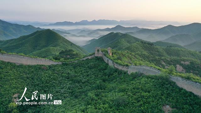 北京密云：蟠龙山长城晨雾缥缈景美如画