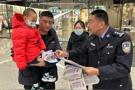 烟台交警四大队走进万象汇开展宣传活动图片