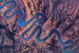 甘肃景泰：黄河石林二十二道弯蜿蜒曲折 陡峭石林宛如系上蓝飘带图片