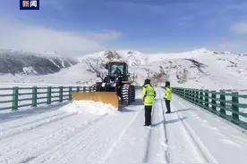 路面积雪！青海省内部分路段交通管制图片