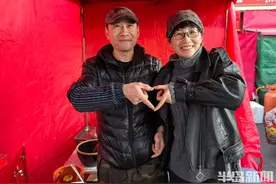 无声世界里的人生：聋哑大哥夜市卖臭豆腐走红，靠双手月入过万图片