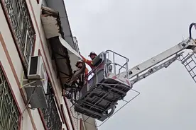 民房外墙铁皮摇摇欲坠，当地消防紧急排险图片