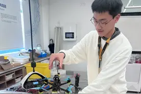 ​一架自制无人机、一只塑料瓶，杭州高中生实现“太空对接”图片