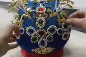 变废为宝！三个女生用易拉罐巧做凤冠图片