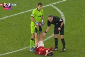 加纳乔补时抽筋，大马丁帮老乡压腿图片