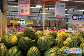 西瓜价格跳水！低至几毛钱一斤，还得继续跌？图片