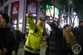 八天“封桥宠粉”，助人不断！春节期间重庆警方获游客点赞图片