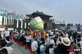 东平大宋不夜城千人包粽，端午传情图片