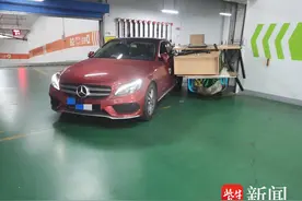 运货电动车驶进地下车库，下坡盲区处撞上拐弯小轿车图片