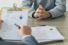 判了！上海一电商公司高级经理试用期到期前几天被解除合同，公司：他简历造假图片