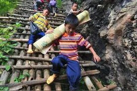 那些踩“天梯”爬悬崖去上学的孩子，怎么样了图片