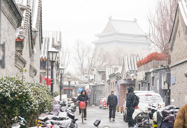 雪落钟鼓楼、什刹海，市民、游客邂逅京城初雪浪漫