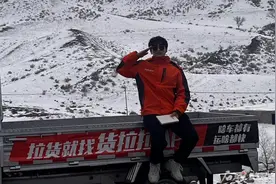 为克服社恐 新疆这个大四学生选择兼职开货车图片