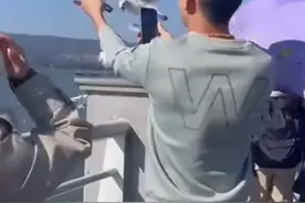 昆明滇池一男子暴力抓海鸥拍照，派出所：强抓者会受处罚和批评教育图片