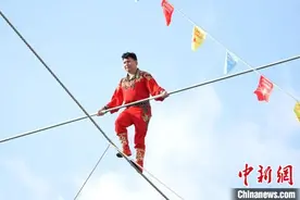 新疆“高空王子”亮相三亚 讲述非遗“达瓦孜”的传承故事图片