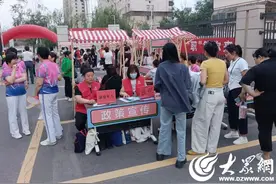 梁山县梁山街道为民服务中心开展“政务进市集·服务零距离”主题惠民活动图片