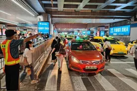 应对暑运客流高峰，市交通运输部门多举措保障广州东站出租车上落客点疏运有序图片