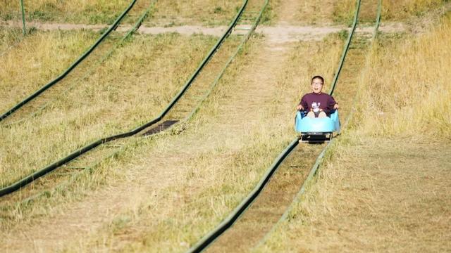 肃南：十一旅游热度攀升 康乐草原上演“速度与诗意”