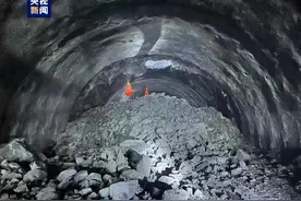 西藏拉日高速公路工程主体全线贯通 明年6月底通车图片