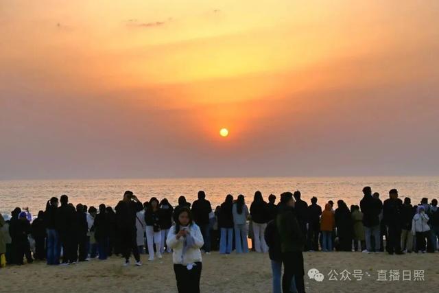 今晨5时41分，日照海边挤满了人！