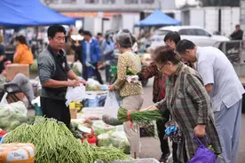 北京新发地市场节前农产品供应充足 果蔬总量达3.8万吨图片