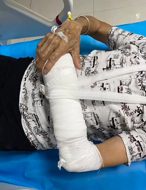男子骑电动车撞倒两名八旬老人逃逸