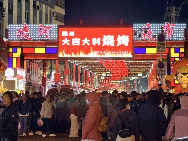 烟火夜市添春意 清明假期文旅消费持续升温