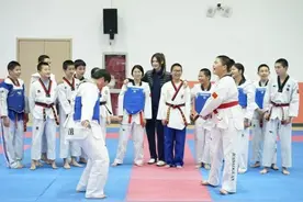 杭州95后美女教师出圈，她有一个新身份：亚残运会跆拳道技术官员图片