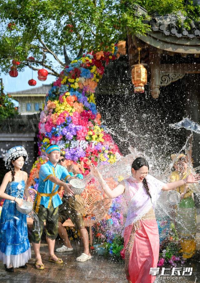 组图｜天天泼水节夜夜享清凉，长沙方特傣式泼水节等你来狂欢