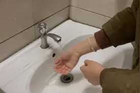 “欠费”的公厕再未停过水   居民：用着很安心图片