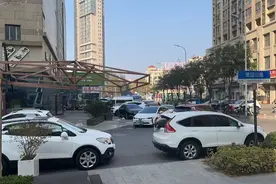 文明青岛随手拍｜违法停车别任性，交警集中治理在行动图片