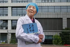 四川首位南丁格尔奖章获得者杨必纯“退休”：工作最后一天还在查房 86岁仍心系护理工作图片