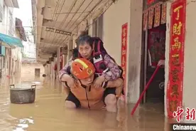 暴风雨中救援人员驾起“生命之舟” 与洪水赛跑守护生命图片