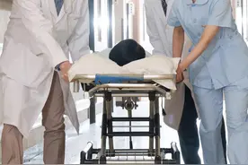 65岁男子打扫卫生时突发腰痛，这种肿瘤五年生存率仅20%图片