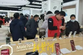 “手机国补”落地济南首日，记者探访：数码卖场产品销量翻番，商家积极备战消费热潮 | 新黄河探市图片