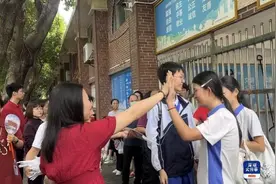“满分击个掌！”直击深圳体育中考现场 老师们笑得合不拢嘴图片
