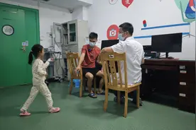 全网关心的罕见病女孩又查出另一罕见病，父亲决定去北京求医：赴京前继续砍毛竹图片