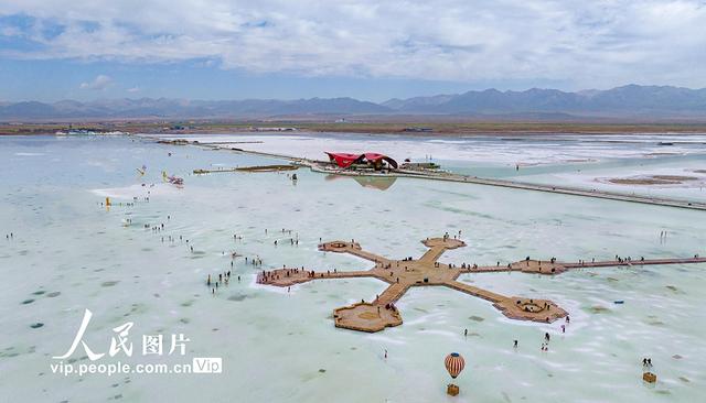 青海乌兰：盐湖美景醉游人