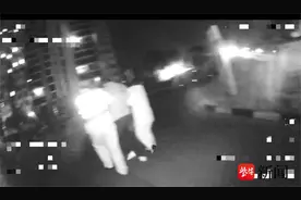 醉酒后打车沉睡不醒，司机们无计可施报警求助图片